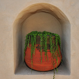 Esempio di un ampio patio o portico eclettico dietro casa con pavimentazioni in pietra naturale e una pergola