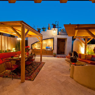 Ispirazione per un ampio patio o portico bohémian dietro casa con pavimentazioni in pietra naturale e una pergola