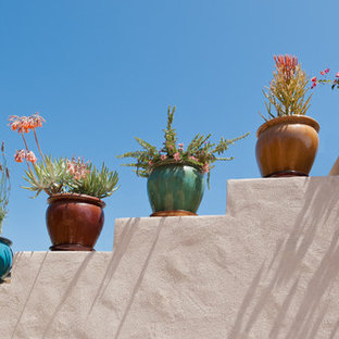 Immagine di un ampio patio o portico bohémian dietro casa con pavimentazioni in pietra naturale e una pergola