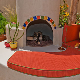 Immagine di un ampio patio o portico boho chic dietro casa con pavimentazioni in pietra naturale e una pergola