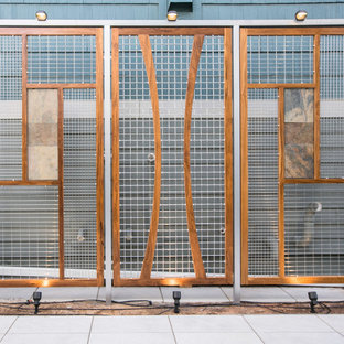 Esempio di un patio o portico contemporaneo di medie dimensioni e in cortile con piastrelle