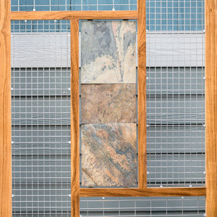 Immagine di un patio o portico design di medie dimensioni e in cortile con piastrelle