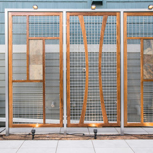 Ispirazione per un patio o portico contemporaneo di medie dimensioni e dietro casa con piastrelle