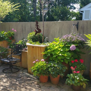 Ispirazione per un piccolo patio o portico boho chic in cortile con un giardino in vaso, pavimentazioni in cemento e nessuna copertura