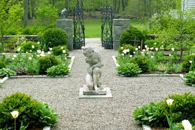 Свежая идея для дизайна: участок и сад среднего размера на внутреннем дворе в современном стиле с покрытием из гравия - отличное фото интерьера