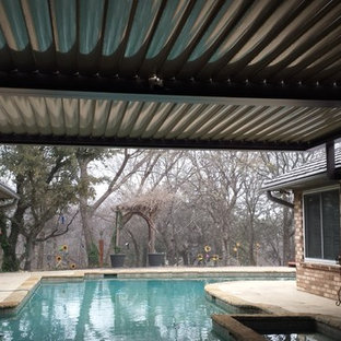 Idee per un patio o portico stile rurale di medie dimensioni e dietro casa con lastre di cemento e una pergola