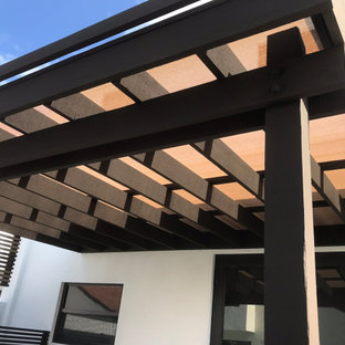 Immagine di un patio o portico di medie dimensioni con una pergola