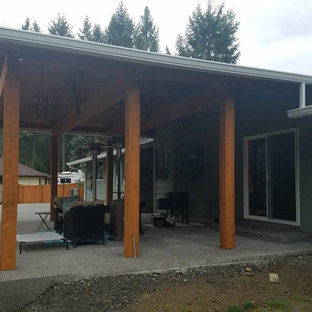Ispirazione per un patio o portico american style di medie dimensioni e dietro casa con graniglia di granito e un tetto a sbalzo