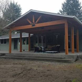 Foto di un patio o portico stile americano di medie dimensioni e dietro casa con un tetto a sbalzo e graniglia di granito