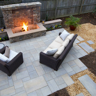 Immagine di un patio o portico stile americano di medie dimensioni e dietro casa con un focolare, pavimentazioni in cemento e nessuna copertura