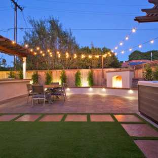 Ispirazione per un piccolo patio o portico american style dietro casa con pavimentazioni in cemento e una pergola