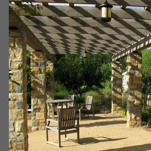 Ispirazione per un ampio patio o portico stile americano con graniglia di granito