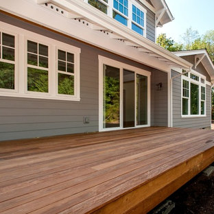 Foto di un patio o portico american style di medie dimensioni e dietro casa con pedane e nessuna copertura