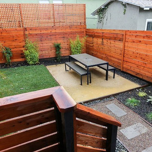 Esempio di un patio o portico tradizionale di medie dimensioni e dietro casa con pavimentazioni in pietra naturale e nessuna copertura