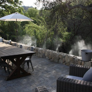 Ispirazione per un grande patio o portico country dietro casa con pavimentazioni in pietra naturale e nessuna copertura
