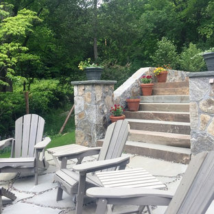 Ispirazione per un grande patio o portico nordico dietro casa con fontane e pavimentazioni in pietra naturale