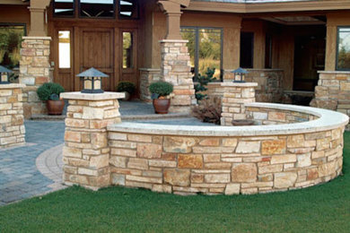 Modelo de patio de tamaño medio sin cubierta en patio trasero con adoquines de piedra natural