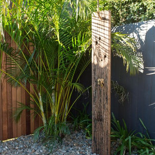 Aménagement d'une terrasse avec une douche extérieure arrière bord de mer avec aucune couverture.
