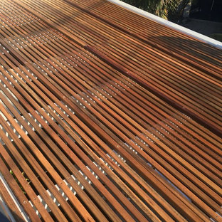 Ispirazione per un patio o portico stile marinaro di medie dimensioni e dietro casa con una pergola