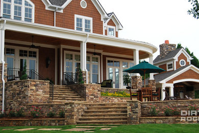 Modelo de patio de estilo americano grande en patio trasero y anexo de casas con adoquines de piedra natural