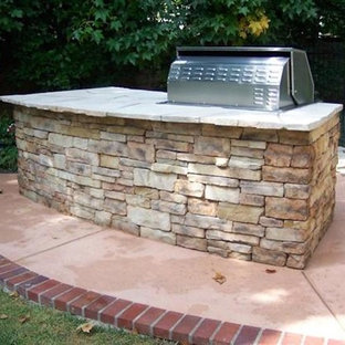 Idee per un patio o portico stile americano dietro casa con pavimentazioni in mattoni e nessuna copertura