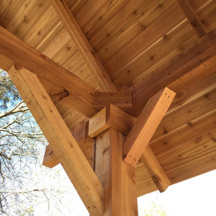 Immagine di un patio o portico american style di medie dimensioni e dietro casa con cemento stampato e un gazebo o capanno