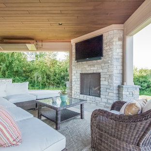 Esempio di un patio o portico american style di medie dimensioni e dietro casa con un focolare, pavimentazioni in pietra naturale e nessuna copertura