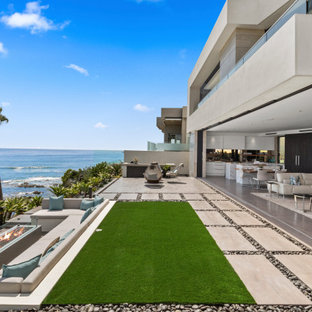 Idee per un grande patio o portico minimal dietro casa con piastrelle e nessuna copertura