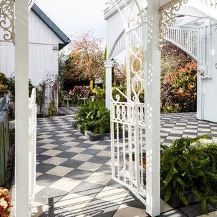 Ispirazione per un patio o portico boho chic di medie dimensioni con pavimentazioni in cemento