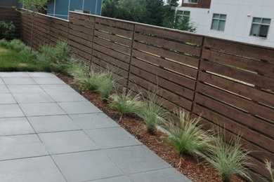 Example of a minimalist patio design in Seattle