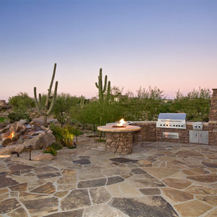 Esempio di un patio o portico american style dietro casa con pavimentazioni in pietra naturale e nessuna copertura