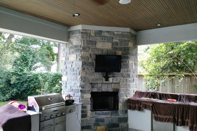 Cette photo montre une grande terrasse arrière moderne avec une cuisine d'été.