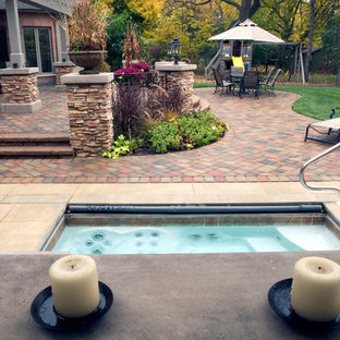 Idee per un patio o portico eclettico di medie dimensioni e dietro casa con fontane, pavimentazioni in cemento e una pergola