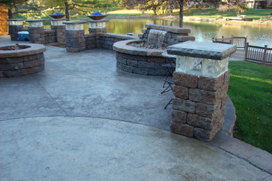 Exempel på en uteplats, med en fontän och stämplad betong