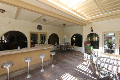 Diseño de patio actual extra grande en patio trasero con cocina exterior, adoquines de ladrillo y pérgola