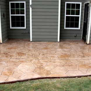 Ispirazione per un patio o portico american style nel cortile laterale con pavimentazioni in cemento
