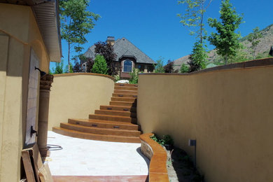 Modelo de patio mediterráneo de tamaño medio sin cubierta en patio trasero con suelo de hormigón estampado