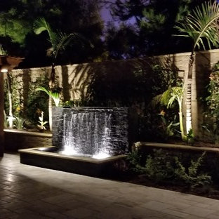 Immagine di un grande patio o portico tropicale dietro casa con pavimentazioni in cemento e una pergola