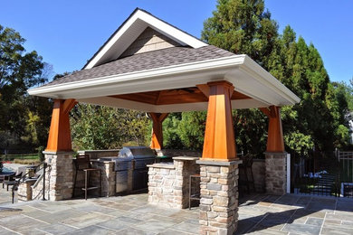 Diseño de patio de estilo americano de tamaño medio en patio trasero con cenador y adoquines de piedra natural