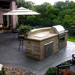 Aménagement d'une terrasse avec une cuisine extérieure arrière classique de taille moyenne avec du béton estampé et aucune couverture.