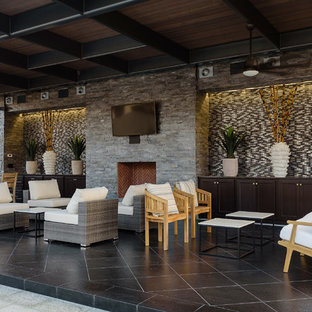 Idee per un grande patio o portico mediterraneo con un gazebo o capanno e un caminetto