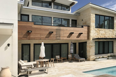 Foto di un ampio patio o portico design dietro casa con pavimentazioni in pietra naturale