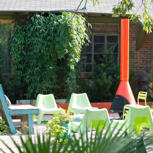 Ispirazione per un patio o portico boho chic con ghiaia