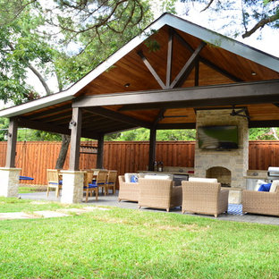 Idee per un ampio patio o portico country dietro casa con pavimentazioni in pietra naturale