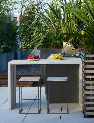 Tropical Patio by Nick Leith-Smith Architecture + Design