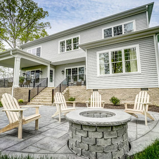 Immagine di un patio o portico shabby-chic style di medie dimensioni e dietro casa con un focolare, pavimentazioni in pietra naturale e nessuna copertura