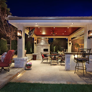 Foto di un grande patio o portico tropicale dietro casa con pavimentazioni in cemento e un gazebo o capanno