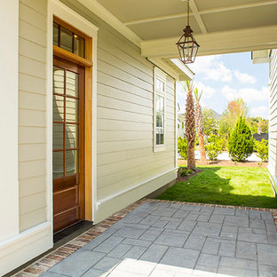 Foto di un patio o portico classico dietro casa con cemento stampato e un tetto a sbalzo