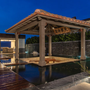 Esempio di un grande patio o portico etnico dietro casa con un gazebo o capanno