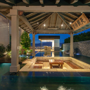 Immagine di un grande patio o portico etnico dietro casa con un gazebo o capanno